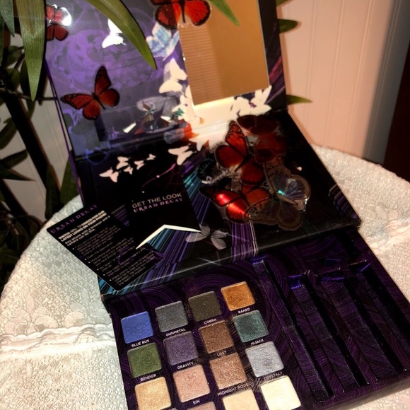 Urban Decay Butterfly box🦋 W/ Deja Vu nail file! - Picture 5 of 5